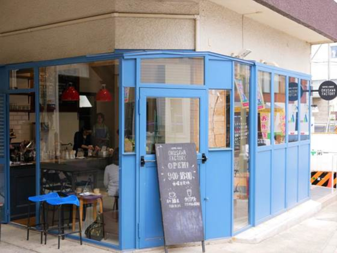 奥沢の〈Okusawa Factory Coffee and Bakes〉。オープンは2016年。店長の山田舞依さんは、オーストラリアでコーヒーカルチャーを学んだ後に、立ち上げからこのお店を支えています。