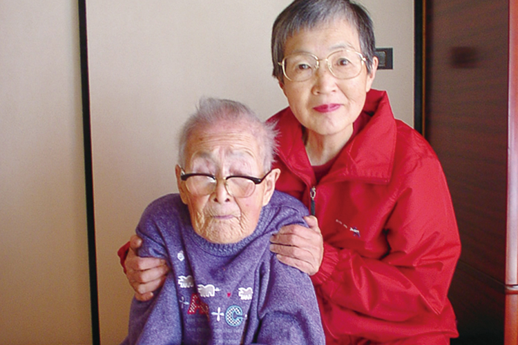 100歳で他界するまで自宅で介護をしながら寄り添った母と。