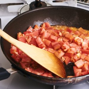 【point】
トマト缶ではなくフレッシュトマトを使うと、短時間でもじっくり煮込んだソースのように仕上がる。