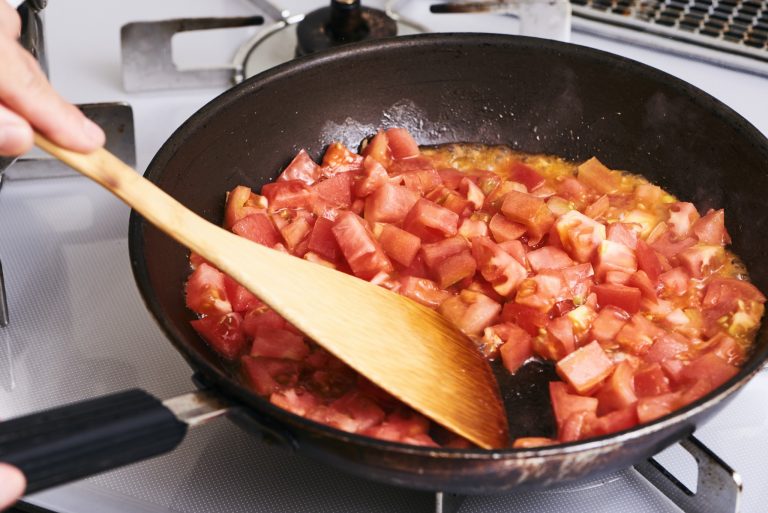 【point】
トマト缶ではなくフレッシュトマトを使うと、短時間でもじっくり煮込んだソースのように仕上がる。