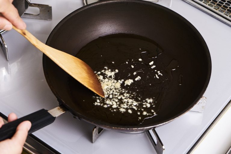 1.鍋にオリーブオイルを入れて弱火にかける。にんにくのみじん切りを炒め、香りが出たらサイコロ状に切ったトマトを加える。