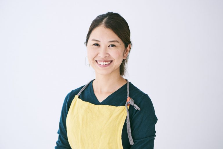 今回レシピを教えてくれた先生は…
相川あんな（あいかわ・あんな）／東京生まれ。レストランや自然食品店で勤務後、旬の食材を使った多国籍自然派料理を作る〈あんな食堂〉としてケータリングを行う。
（Hanako1179号掲載／photo：Chihiro Oshima text ＆ edit：Kayo Yabushita）