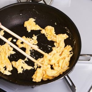 【point】卵は先に炒めておき、一度取り出してからコンビーフと炒め合わせると、ふわふわ感が残る。