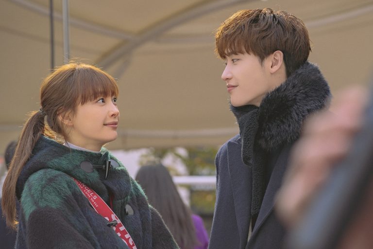 Lee Na-young and Lee Jong-suk in Romance is a Bonus Book (Photo Courtesy of Netflix)