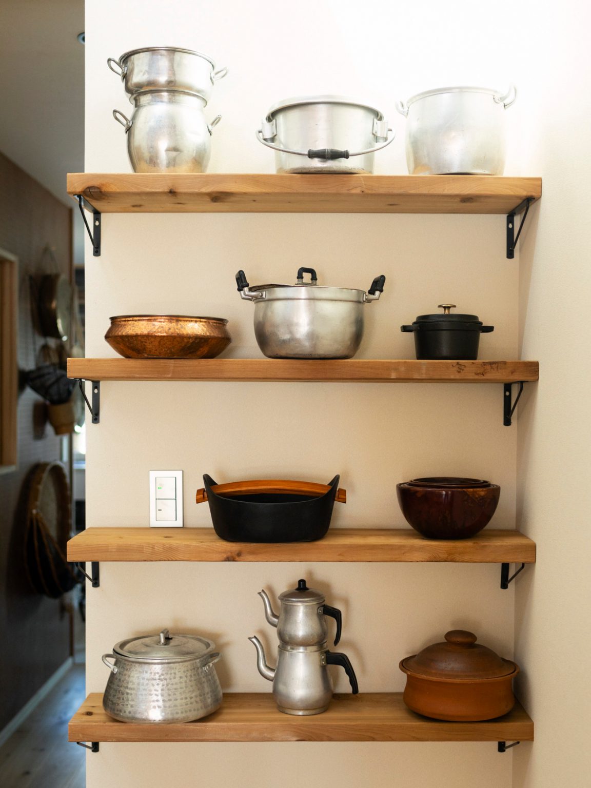 特にお気に入りの鍋や調理器具は見せて収納。