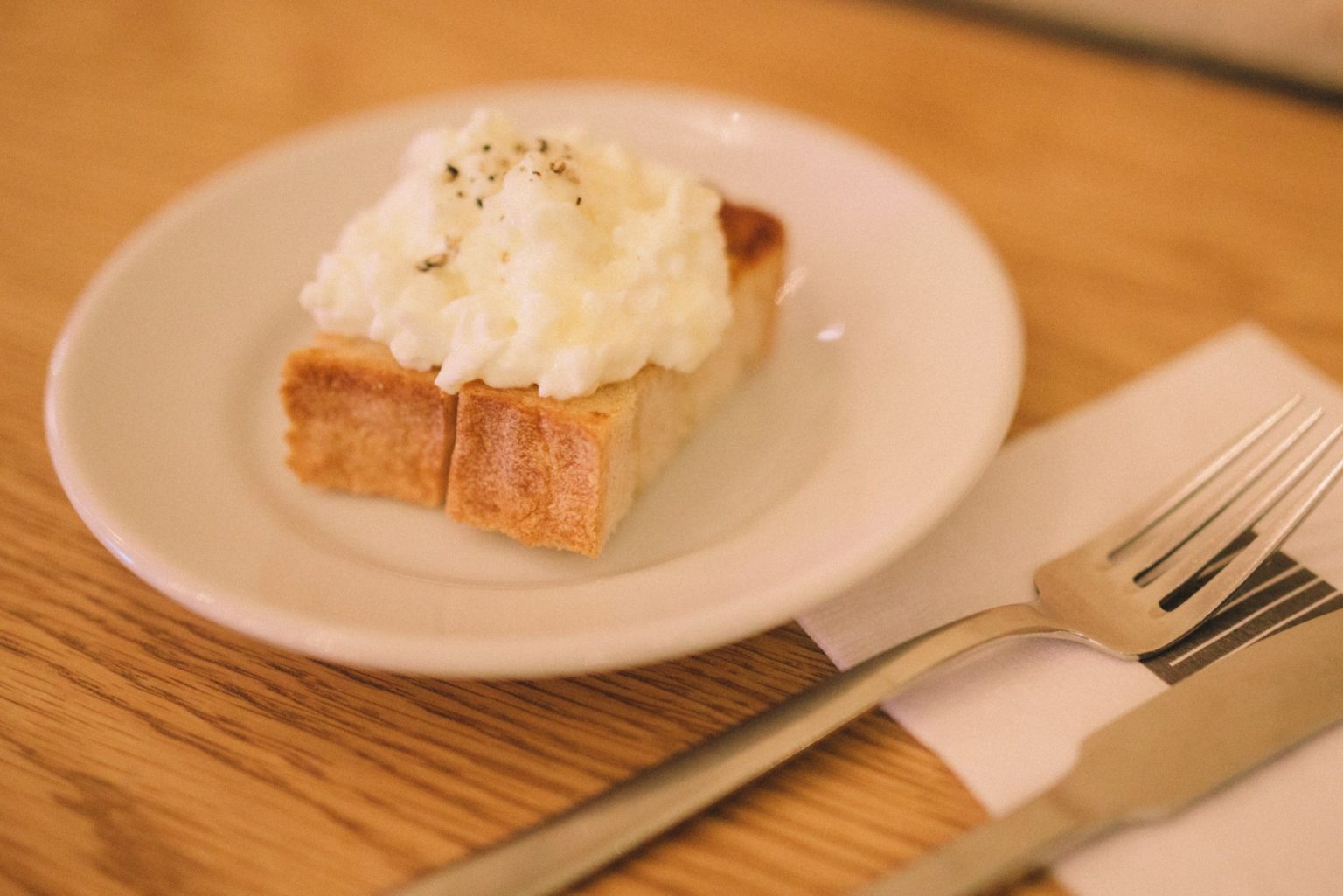「渋谷ブッラータチーズをのせたはちみつバタートースト」650円　※シーズナルメニューのため、一部変更あり。