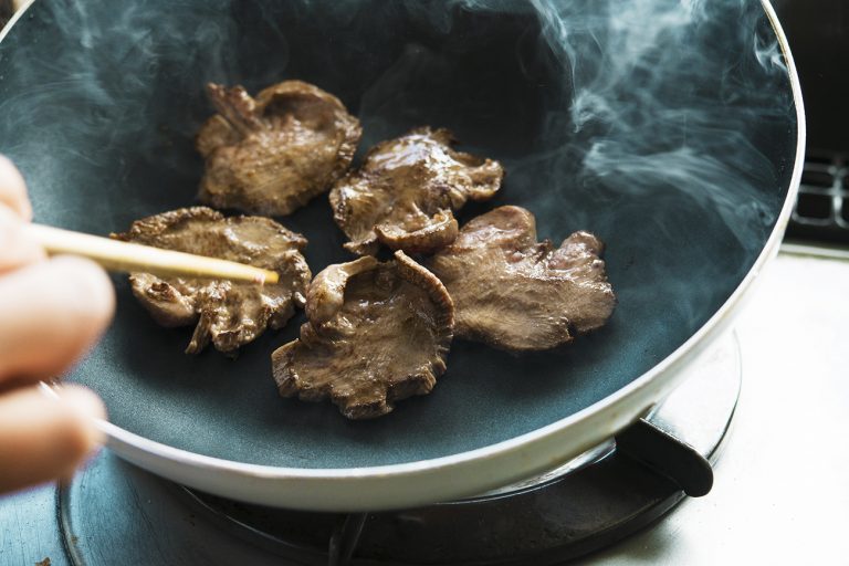 【POINT】焼肉好きのB面女子は、肉の焼き加減について心配はしていない…。 細川さん連載2