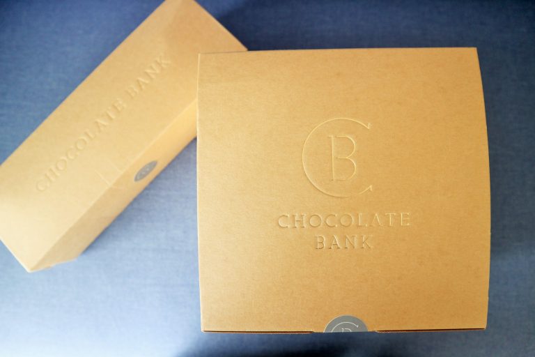 上品なロゴが刻まれた箱。冷凍便で届きます。 鎌倉 CHOCOLATE BANK