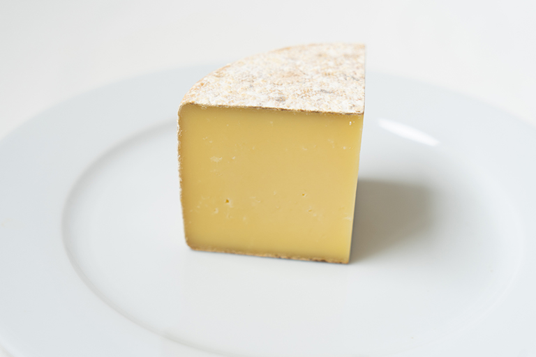 〈チーズ工房IKAGAWA〉自慢の「ムチュリ」。チーズ好きな人でも「ムチュリ」という名前に耳慣れない人も多いはず。先代がスイスのとある村で作り方を習ってきたという日本では珍しいチーズで、表面がカビで覆われているウォッシュタイプのセミハードチーズです。〈チーズ工房IKAGAWA〉では工房の裏にある洞窟の中で手入れをしながら数カ月にわたって熟成させています。