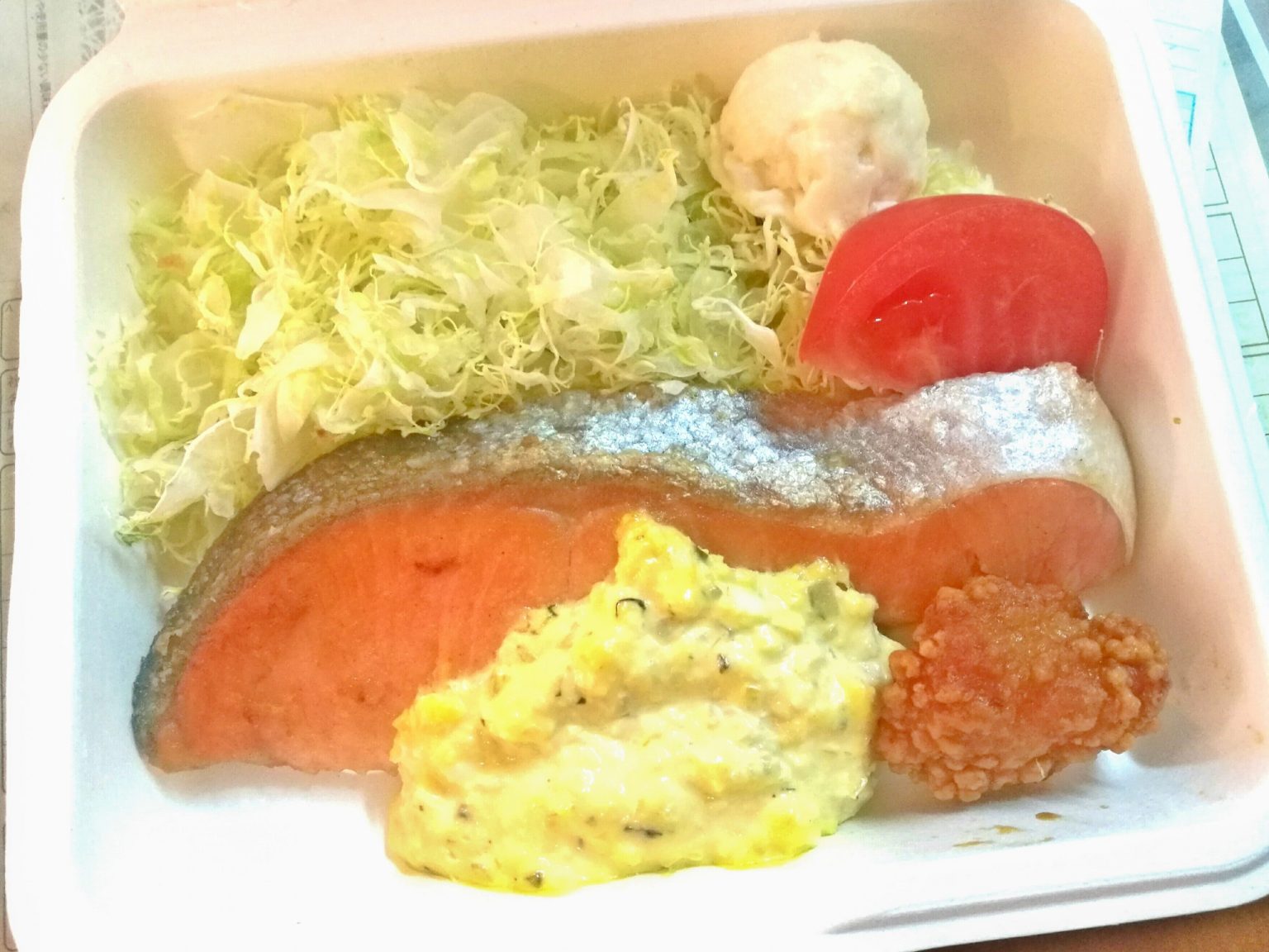 「日替わりランチ弁当」640円（税込）。写真は木曜限定メニューの一例。鮭のムニエル　タルタルソース、唐揚げ付き。