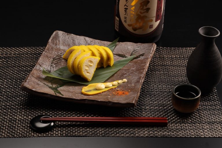 「熊本郷土料理　辛子蓮根」650円（税込）。自家製の辛子味噌を使った辛子蓮根は、歴史ある熊本郷土の味。お酒のあてにも◎。