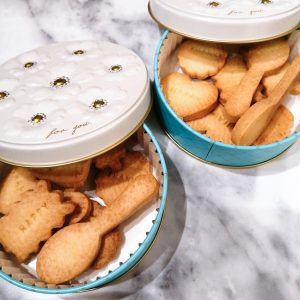 「米粉スマイルクッキー」缶入り700円、袋入り400円。