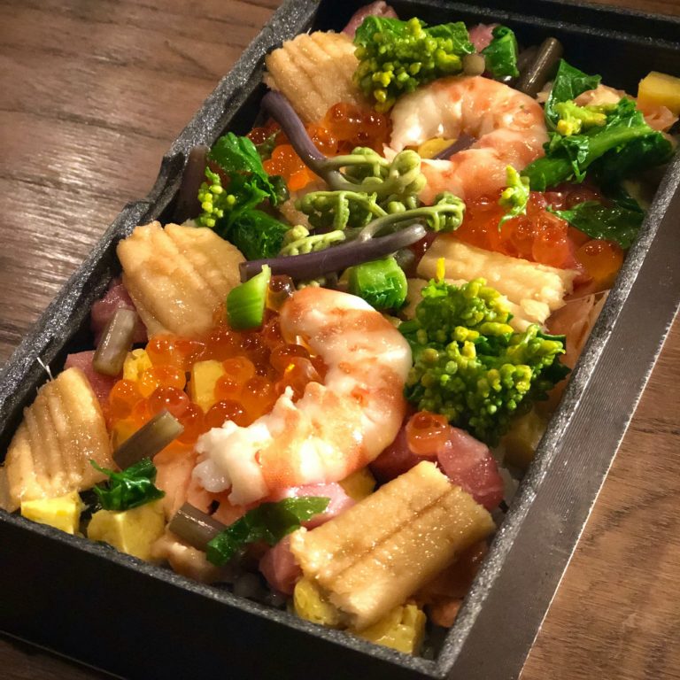 「チラシ寿司」約2人前3,000円。マグロなどの魚介類や季節の野菜を盛り合わせた贅沢な逸品。