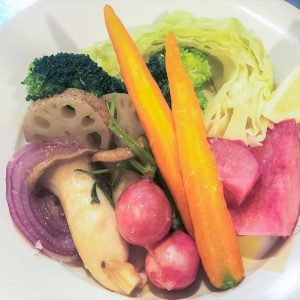 「新鮮野菜の温かいサラダ」600円（税込）