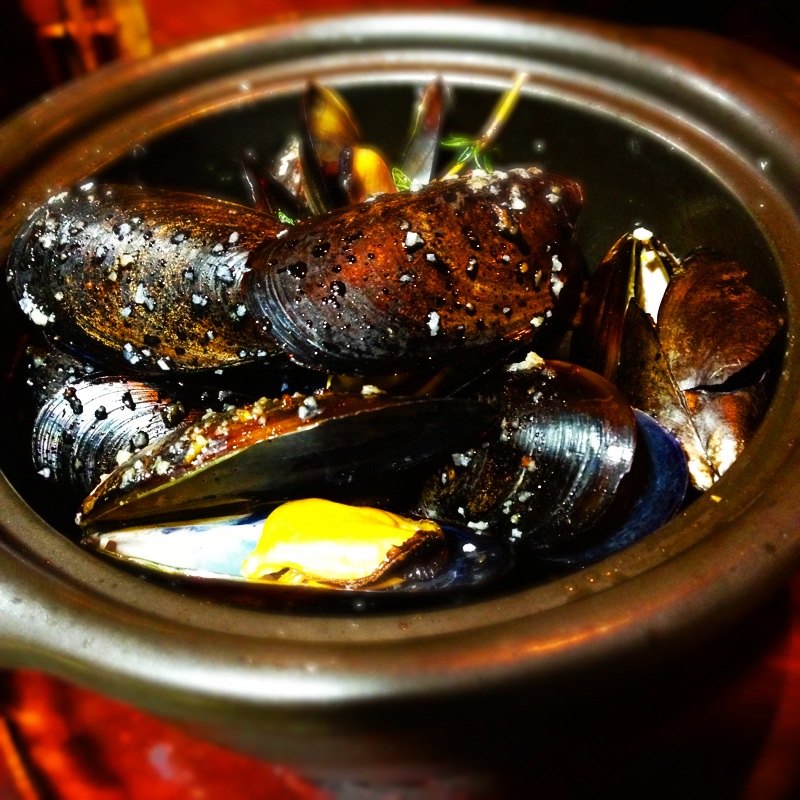 たっぷりのムール貝を、スペインならではの“シェリー酒”で蒸した「ムール貝のシェリー酒蒸し」1,200円（税込）。