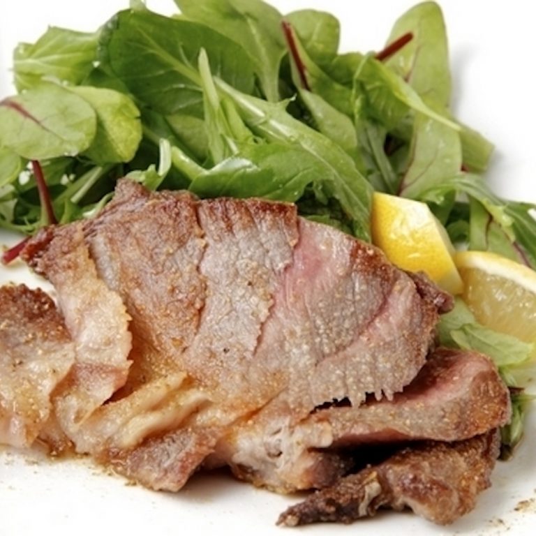 「イベリコ豚肩ロースステーキ 150g」1,600円（税込）。牛肉に負けない深い味わいと脂身の旨味が最高です。