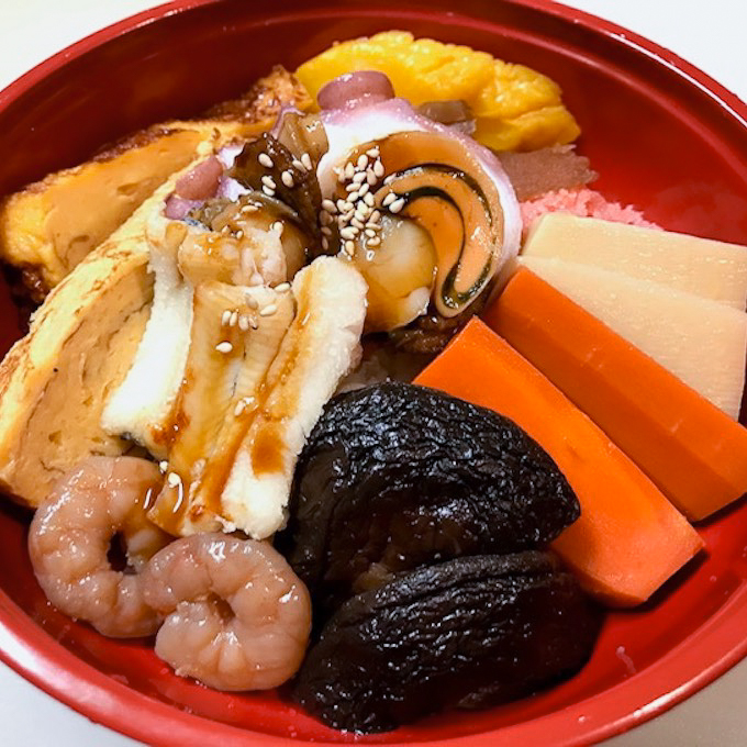 「煮付け丼」1200円（価格はすべて税込）。穴子や帆立など旬の野菜や魚介が約10種類。