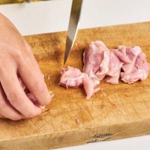 1.鶏もも肉は皮を取り除き、食べやすい大きさに切る。新しょうがは千切りに、長ねぎは斜め薄切りにする。