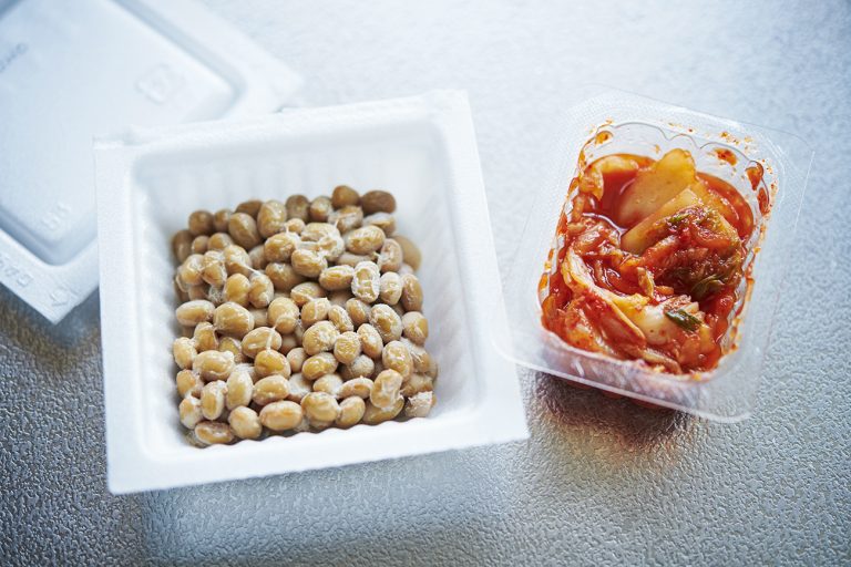 B面界屈指の自炊スター食材・納豆とキムチ。今回も拝ませていただきます。 細川さん連載3