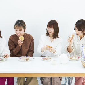 〈銀座松﨑煎餅〉八代目・松﨑宗平さんおすすめの「ぬれせんべいしょうゆ」とクリームチーズを全員で試食。