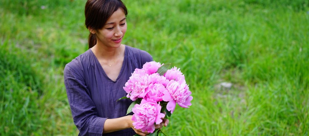 いまが旬の季節のお花「芍薬」をおうち時間に。楽しみ方とおすすめフラワーショップをご紹介。