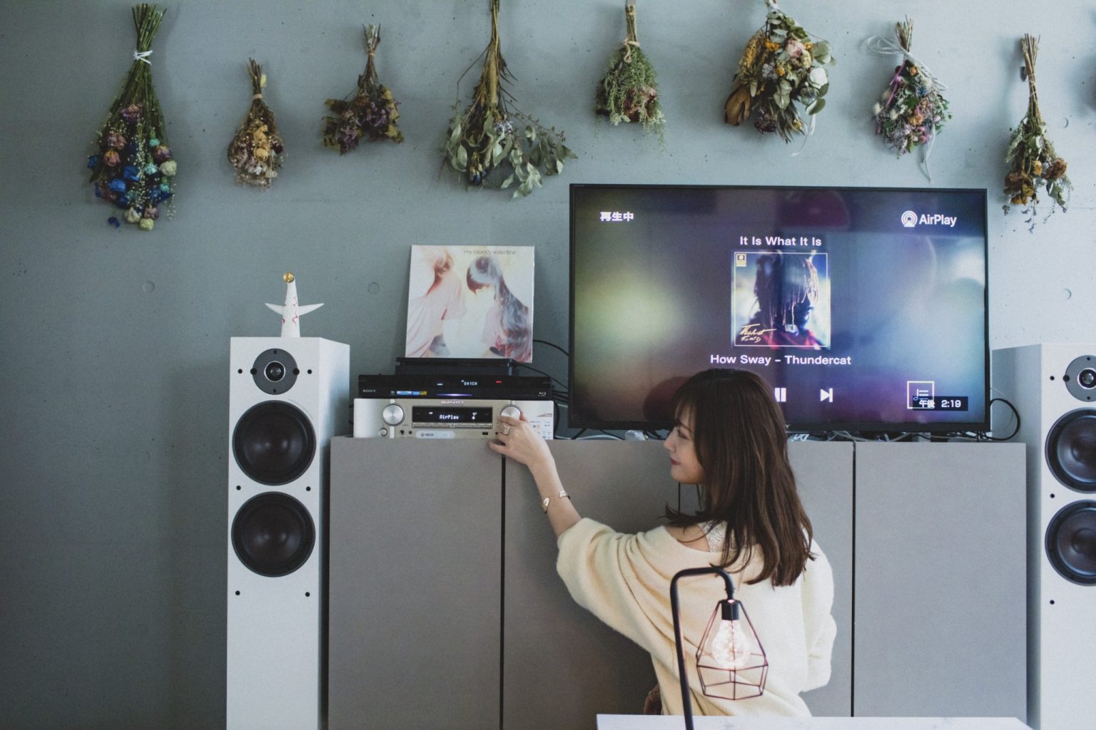 音楽ラヴァーなモデル・菅野結以さんのおうち時間。女子の部屋にも合う