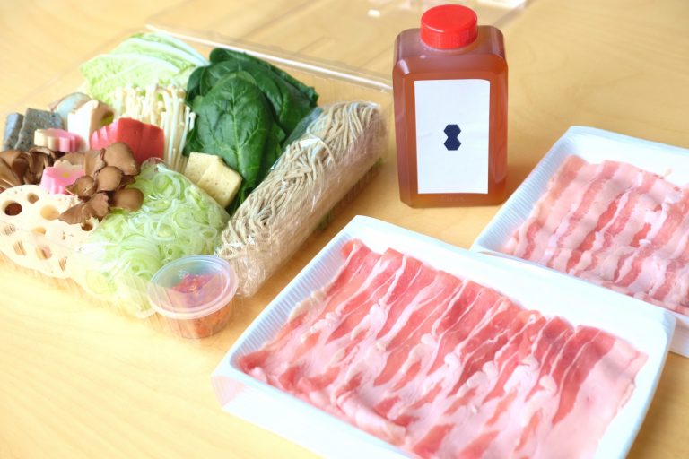 「厳選豚肉 出汁しゃぶセット」(2人前)3,055円。肉、野菜盛り、つけ出汁、刻みねぎ、柚子胡椒、生蕎麦付き。当日予約OK。