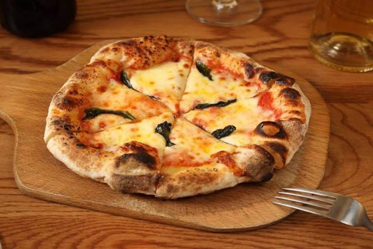 「Pizza　マルゲリータ」700円。