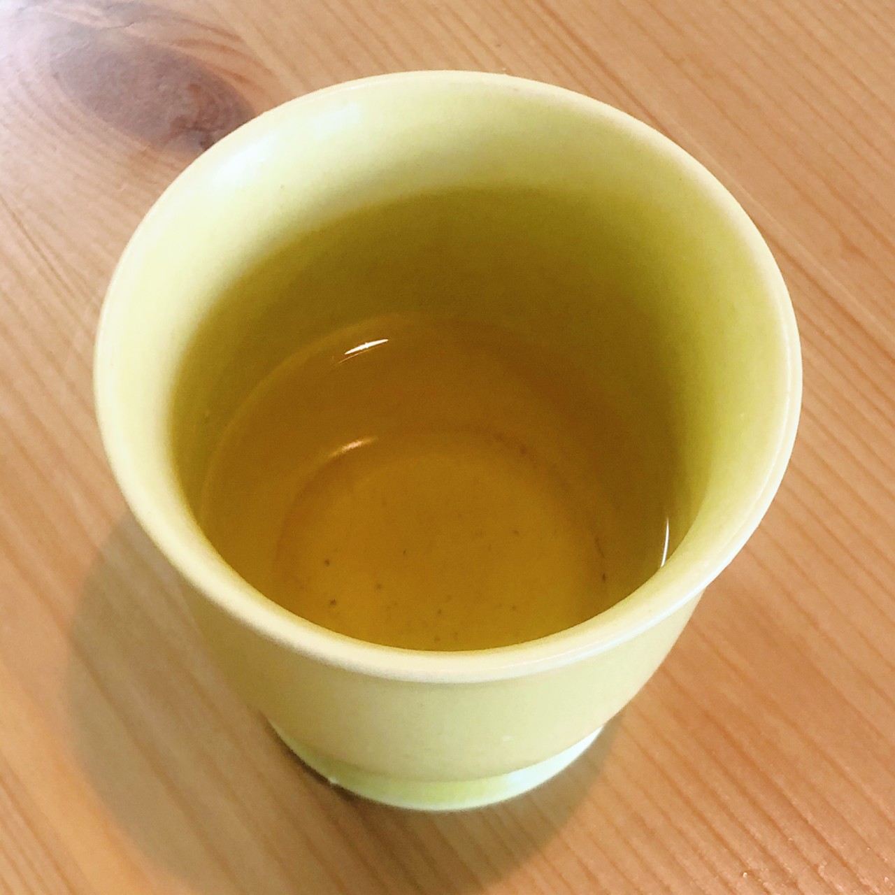 まずは一煎目。抽出レシピを忠実に再現して行きましょう。温度は90度、湯量は70mL、蒸らし時間15秒。
高温で思いっきり香りを出し切る飲み方。一煎目は香りをしっかり堪能しつつ、高温で淹れてもあまり苦味が出ないのでくいっと一杯でいただけちゃいます。色は黄金色で、見た目も中国茶には近いですが、中国茶独特の渋みがなく、釜炒りの炒った香りがダイレクトにシュートしてくれます。