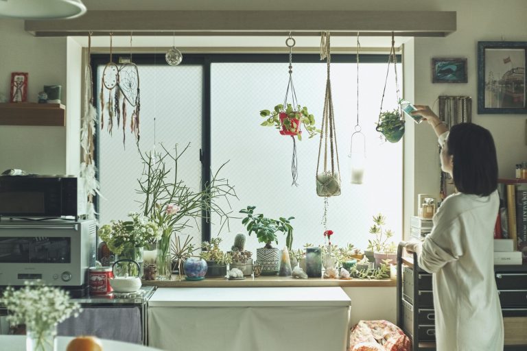 頑張らなくてもいい 植物のある暮らし 編集者 荒川由貴子さんのグリーンで溢れる部屋の作り方 Lifestyle Hanako Tokyo