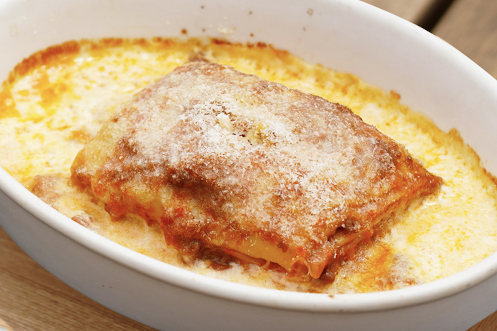 〈Italian Kitchen BARDI〉の「自家製ラザニア」1,380円。生地から手作りしている自家製ラザニア。オーブンでじっくりと焼き上げ、外はパリッと中はふわっともちもちに。