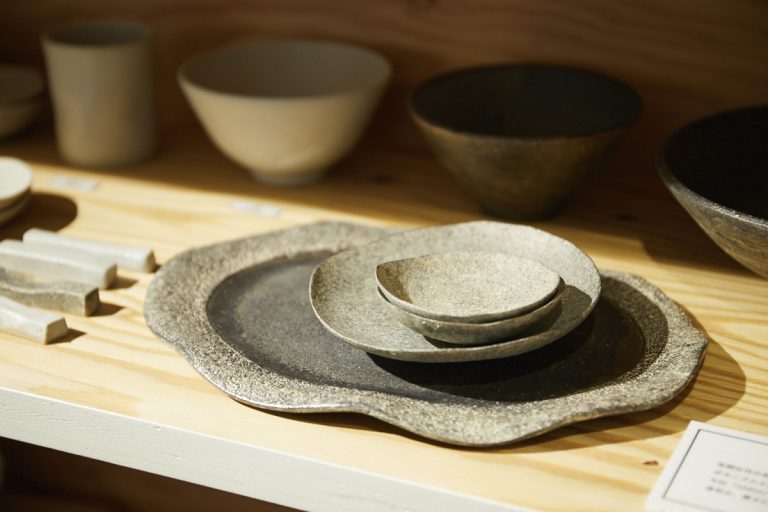 笠間の陶芸家、菊地亨さんによるオリジナルの器は販売も行う。