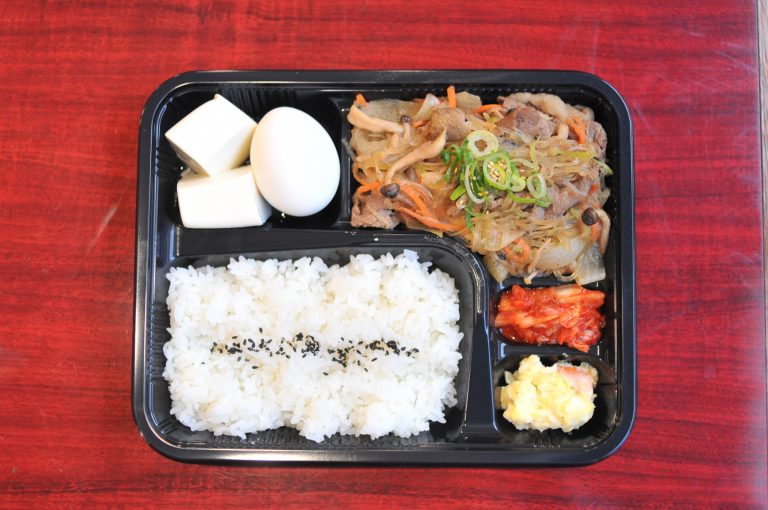 「スタミナすき焼き弁当」800円は、温泉卵とお豆腐付き。