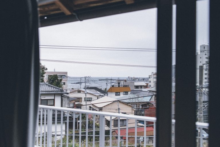 お寺の境内に建てられた庫く裡り(自宅)の寝室からは、熱海の海が見える。水野さんの両親と夫、3人の子どもたちと共に暮らしている。 お寺の跡継ぎ/編集者・水野綾子さん