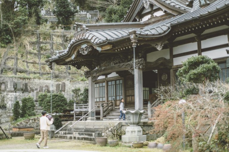 お寺の境内や本堂は、子どもたちの最高の遊び場。 お寺の跡継ぎ/編集者・水野綾子さん