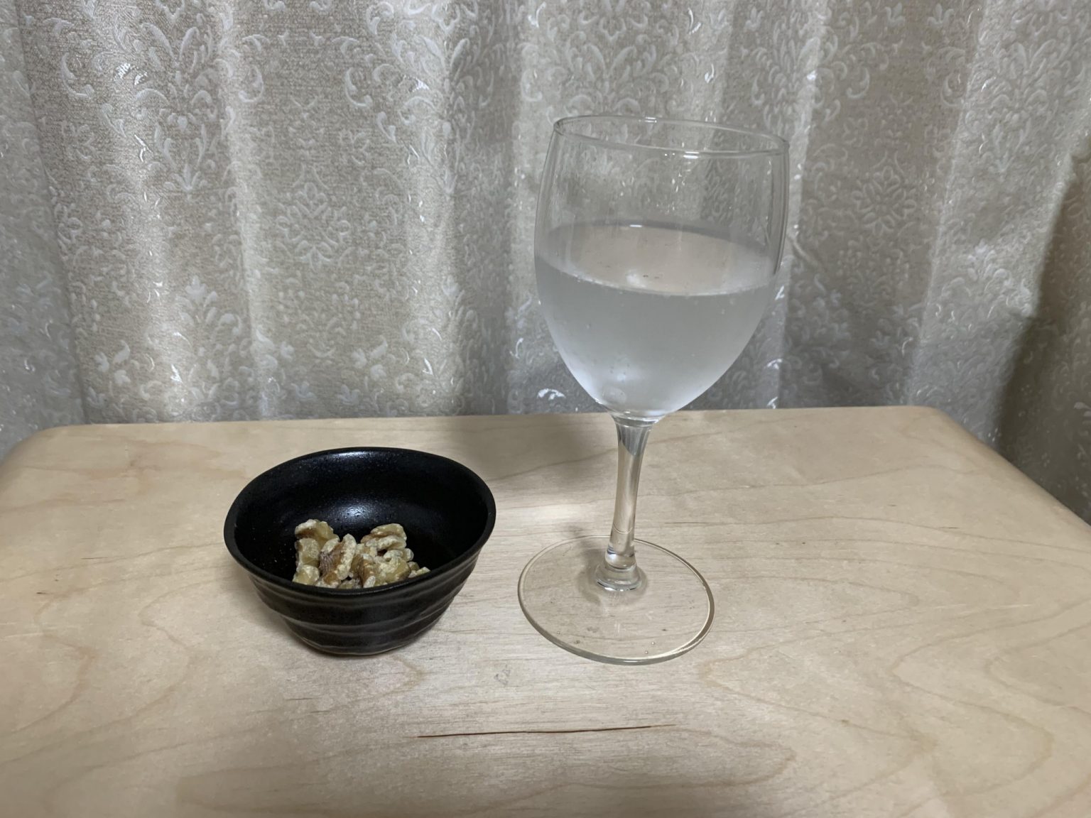 主婦の保城早耶香さんは、いただきもののスパークリングワインと、ダイエットにいいという素焼きのくるみを。