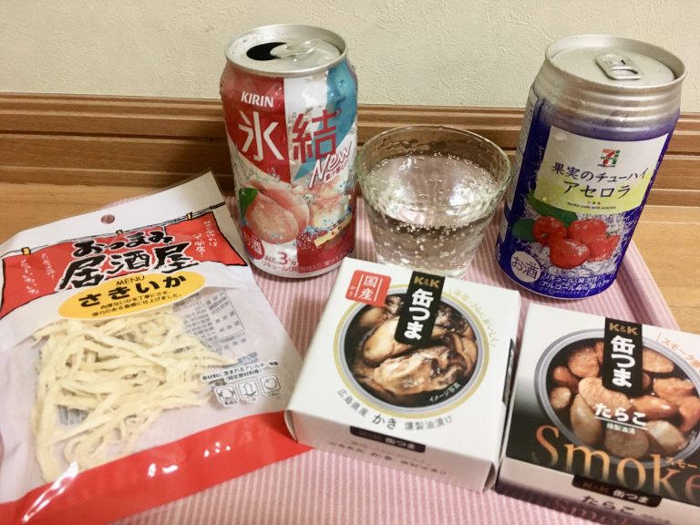 食品商社広報担当の柚木彩花さんは、さっぱりした喉越しのチューハイに、PRを担当している〈K＆K〉の「缶つま」とさきいか。