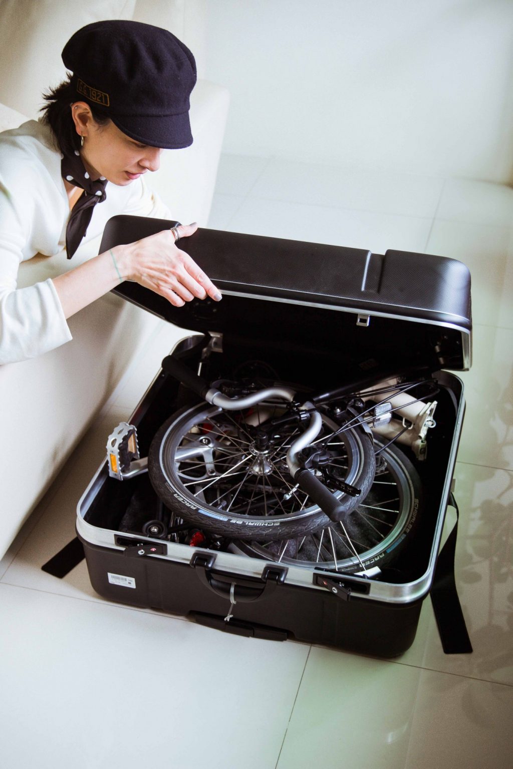 海外の場合、荷物は20キロと決まっている ので、荷物は極力少なめに。白い〈ブロンプトン〉の折りたたみ自転車を持っていく。