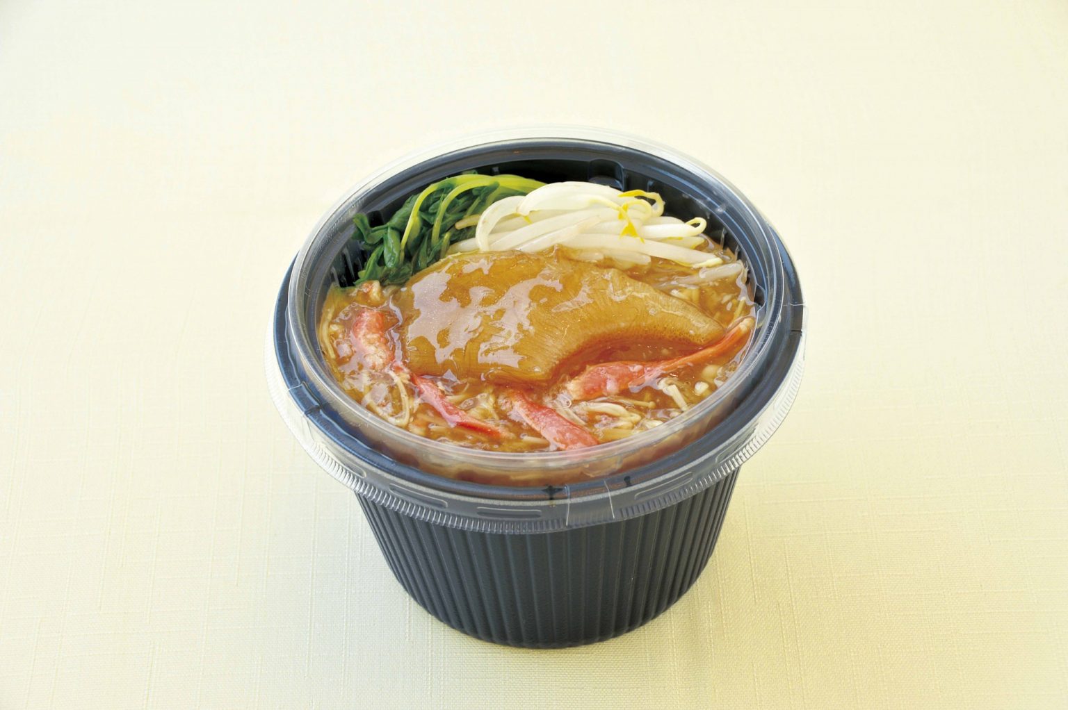 鶏白湯でコクを出した醤油ベースのスープで味付けした「蟹入りフカヒレ丼」1,800円。