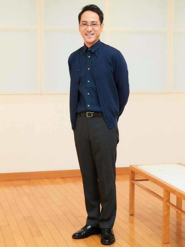 濱田豊(はまだ・ゆたか)大学卒業後、10年間の商社勤務を経て〈藤屋画廊〉に入社。商社勤務で培った“人をつなぐ”経験を生かし、卓越した技量と繊細さを持つ日本の作家をはじめ、アジア圏の作家なども広く世に伝えるため日々励んでいる。 〈藤屋画廊〉濱田豊さん