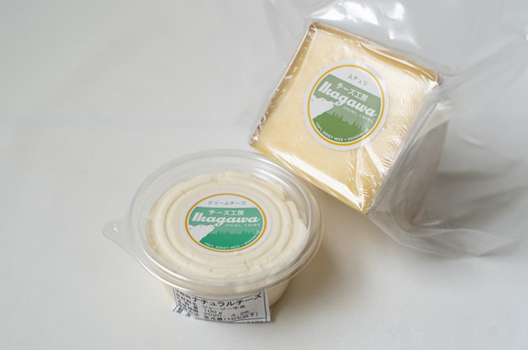 〈チーズ工房IKAGAWA〉では現在4種類のチーズを通信販売していますが、今回お取り寄せしたのは「ムチュリ」と「クリームチーズ」の2つです。「ムチュリ」100gあたり950円、写真は1/4サイズで240g。「クリームチーズ」100g入り1パック450円。送料別。「ムチュリ」の賞味期限は約1カ月。今回届いた「クリームチーズ」は到着から1週間ほど先が賞味期限になっていました。