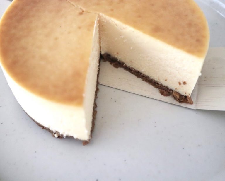 テントンのチーズケーキ（直径約15cm、6～10人分） 4,150円（税込）。
今回は定番のチーズケーキをお取り寄せ。包丁を入れると、下の層のビスケット生地と上のチーズケーキが見事な黄金バランス。

チーズケーキの上手な切り方のポイントは、包丁の刃を熱湯で温め、水気をふき取ってから、刃が温かいうちにカットするのがポイントなのだそう。また切る度に、刃についたケーキはきれいにふき取ってから、またカットするといいみたい。