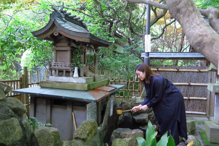 手水を取って心身を清めよう Marikoの 神社 De デトックス Marikoの 神社 De デトックス Hanako Tokyo