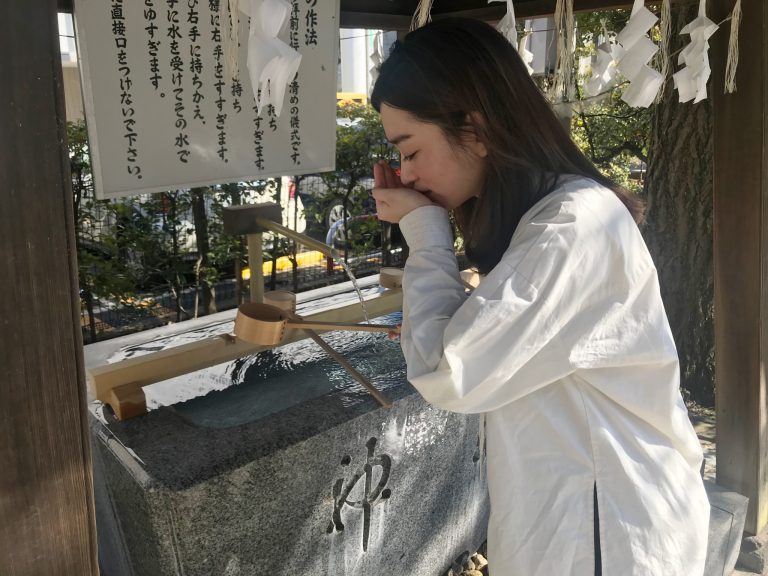 再び柄杓を右手に持って、左手に水を溜め、口をすすぎます。柄杓に口をつけたり、水を飲むのはNGです。 写真7