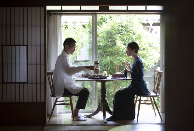 縁側に置かれた古いテーブルと椅子がリラックスできる場所。庭の自然も満喫できる。／「鎌倉の自宅の縁側で 庭の草木を眺めながら お茶に読書に、静かな時間。頭を切り替えて、ちくちくと針仕事。いちばん心休まるとき。」