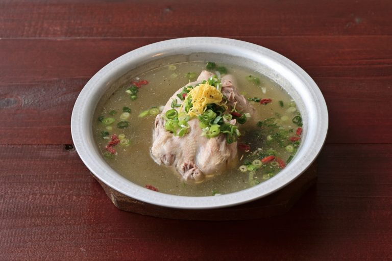 アルミ製の鍋のなかに鶏ガラスープと丸鶏を入れ、火にかけるだけといたってシンプル。鶏のコラーゲンと旨みが溶けだしたスープはしっかりと胃を温めて、体内デトックスを促してくれる。滋養あふれるスープを心ゆくまで味わって。