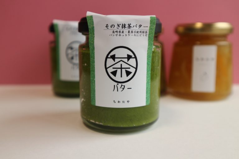 「そのぎ抹茶バター」は、長崎県東彼杵町で生産された“そのぎ抹茶”と濃厚なバターで作られた〈ちわたや〉オリジナルのバタークリーム。抹茶は農薬不使用のものを使用し、添加物は使わずに作っているのだそう。この抹茶バターを目当てに来店する人もいるほどの人気商品です！