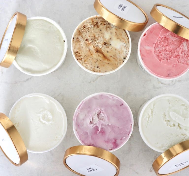 〈BIG BABY ICECREAM〉で提供されるアイスクリームはすべて店内で手作りされたフレッシュなもの。種類もその日によって異なるため、いつ訪れても新しいフレーバーとの出会いがあるのは楽しみ。

お店では試作を重ねて考えられた50～60種類のアイスクリームのレシピから、その中から季節に合わせてその中から10種類がショーケースに並んでいます。