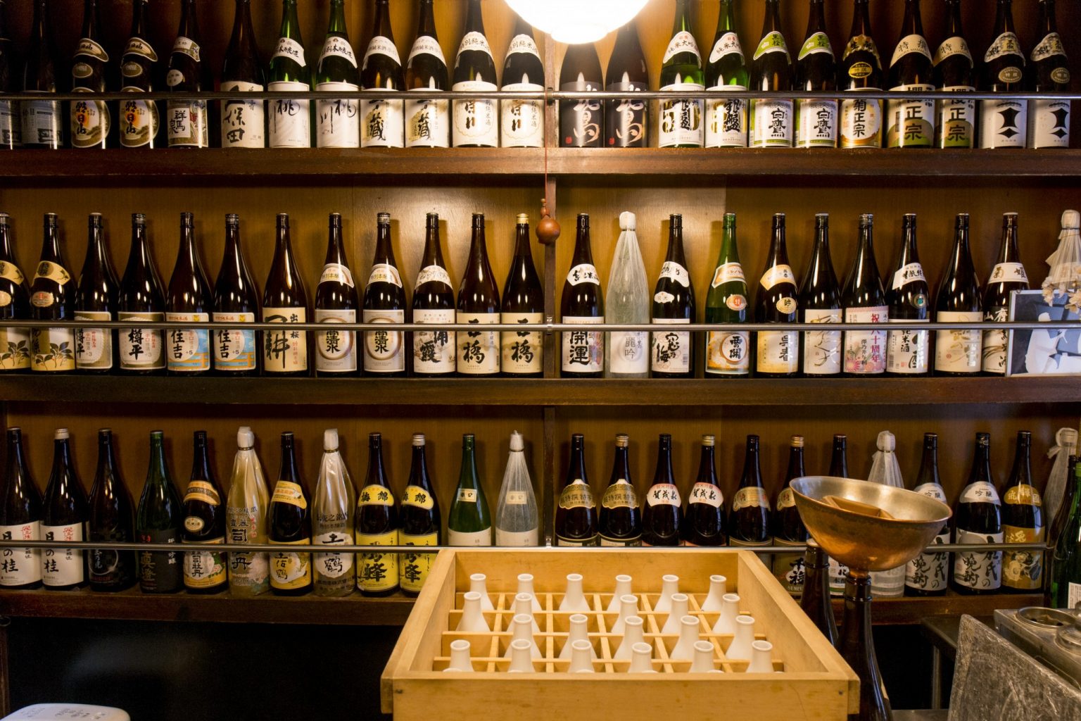 全国の日本酒41種類がずらり。ラインナップは滅多なことでは変わらない。正一合550〜。