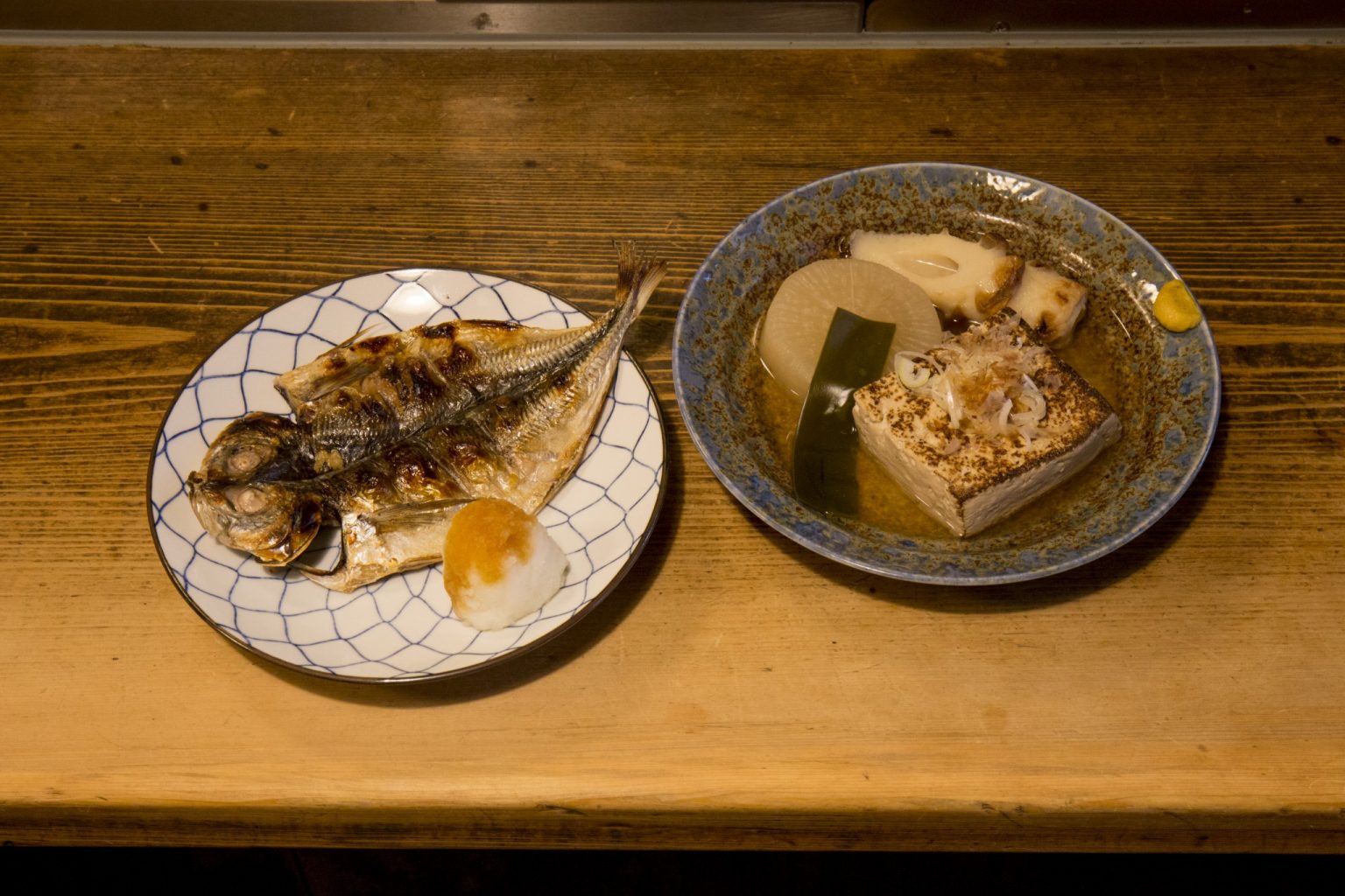 干物は、アジ、かます、鮭ハラスがそろう。くさやも人気。アジの干物650円、おでん700円。